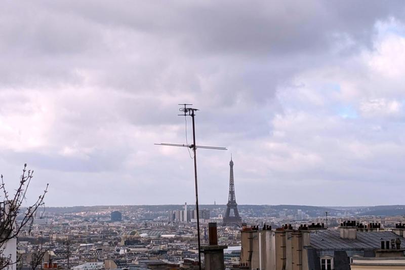 高台からの眺め。パリ市内は6階以上の建物がないので眺めが良いです！