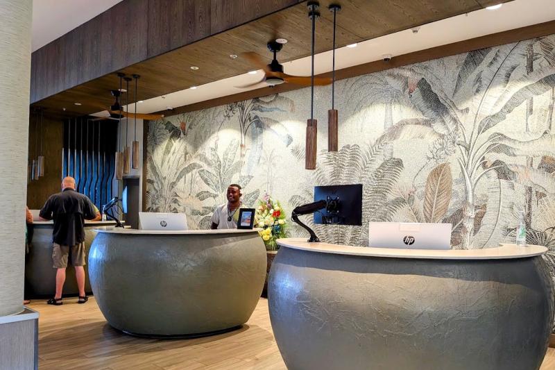 丸くてかわいい形のフロントデスク