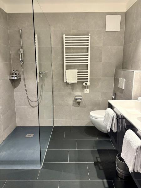 バスルームも広々！ シンクはダブル