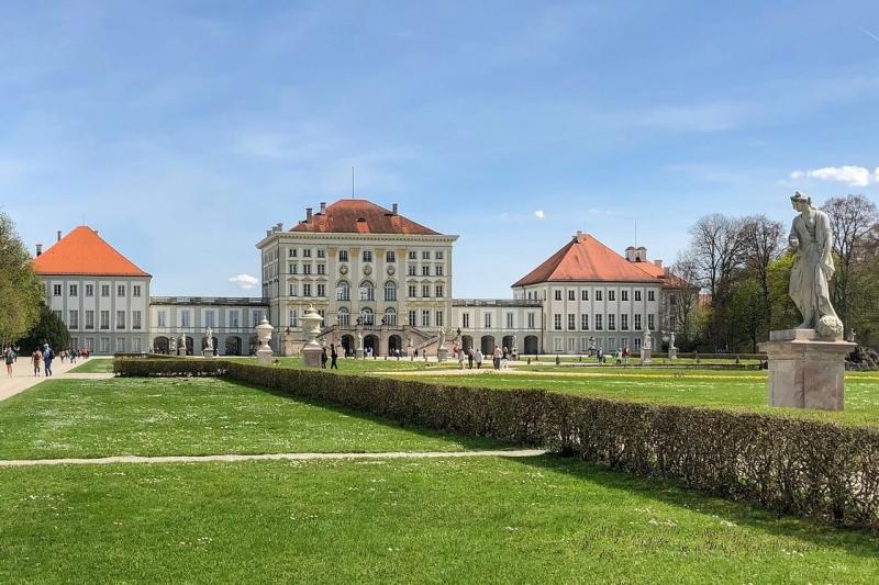 【ヴィッテルスバッハ家の2大宮殿】かつて実在したドイツ南部の王国、バイエルン。その王国を統治してた一族がヴィッテルスバッハ家です。その一族が住んでいた豪華絢爛な宮殿「レジデンツ」と17世紀にバイエルン王の夏の離宮として使用された「ニンフェンブルク城」がございます。現在は、劇場や博物館として一般公開されております。
