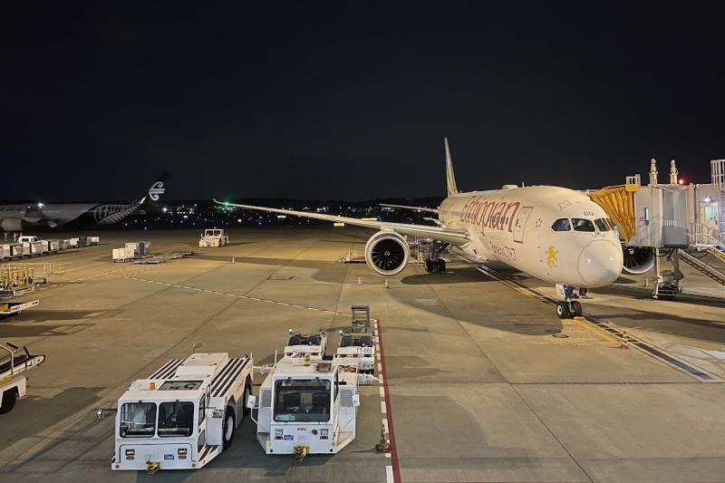 こちらの飛行機に搭乗します