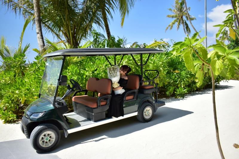 リゾート内移動のバギーと花束
