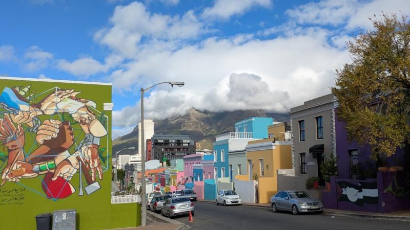 ウォールアートの向こうに見える山はテーブル マウンテンです