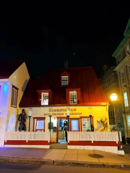 ケベック シティ1日目の夕食で訪れた「オー ザンシアン カナディアン（Aux Anciens Canadiens）」