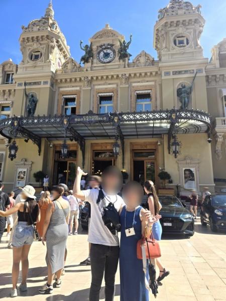 モナコのカジノ・ド・モンテカルロ前で記念撮影