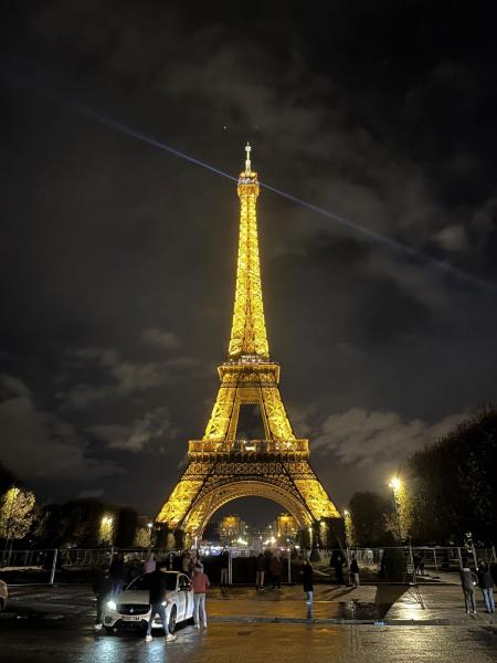 夜のエッフェル塔（パリ）