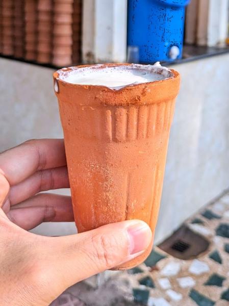 素焼きの器に入れて飲みます