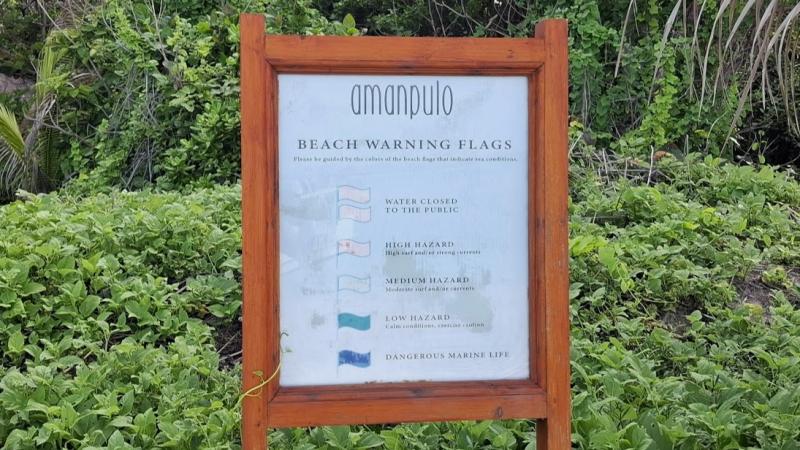 ビーチ警告旗の案内看板を読んでから海へ