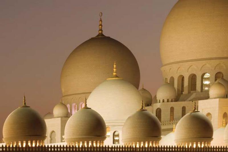 ライトアップされたグランドモスク(website ​Abu Dhabiより）