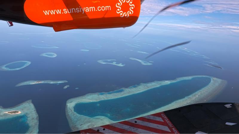 水上飛行機でリゾートへ。機内からは、たくさんのサンゴ礁が見えてとてもきれいです