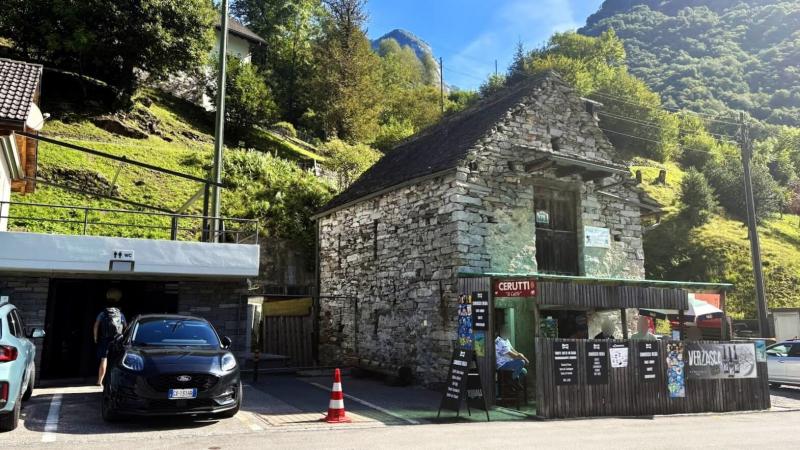 バス停近くの小さなカフェ（右）と公共トイレ（左）