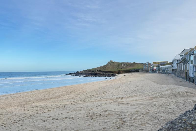 コンウォール地方滞在中に訪れた、海辺の街セント アイヴスのポースメアービーチ。冬は少々寒いですが、美しいブルーの海です。サンセットもおすすめとのことです！