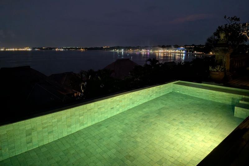 夜はプールがライトアップされてロマンティックな雰囲気