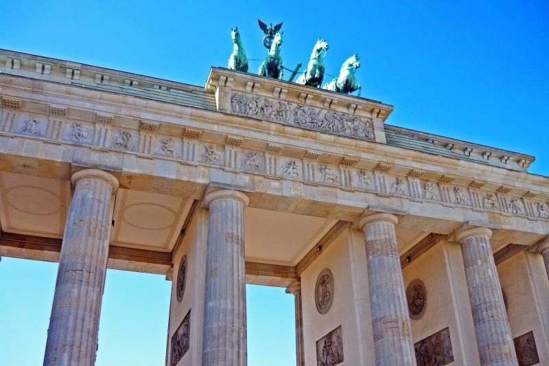 【ベルリン】ホロコースト記念碑やベルリンの壁など様々な場面で世界史の舞台となった都市。ショッピングや最先端のアートなど、その楽しみ方は幅広いです。