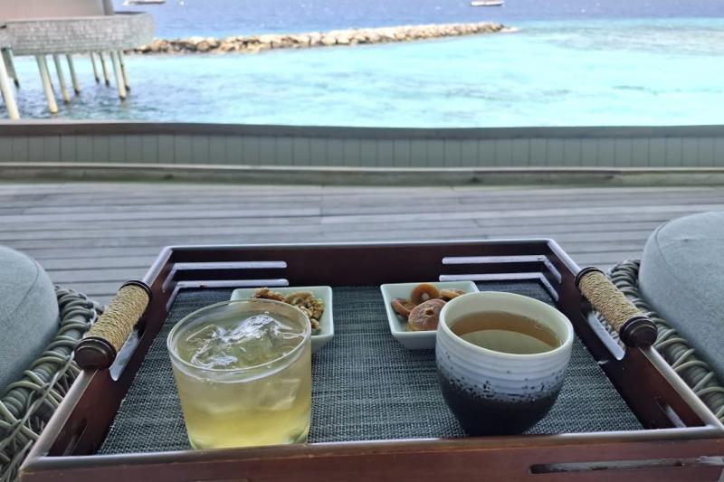 施術を受けた後は飲み物とスナックでリラックス