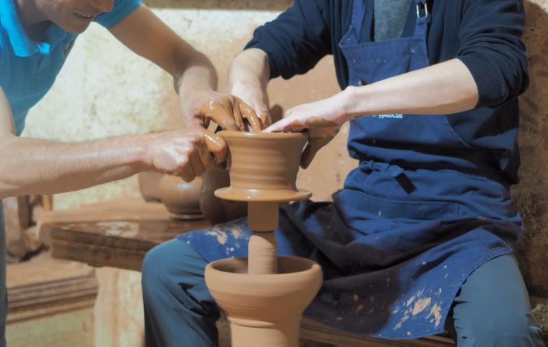 視察メンバーの一人が、陶器作りを体験
