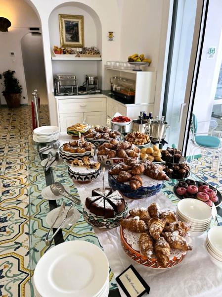 アマルフィのホテルでの朝食ビュッフェ。イタリアのクロワッサン、ほんと美味しかった…！