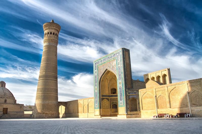 ◆ブハラ歴史地区（Historic Centre of Bukhara）／1993年登録2000年以上の歴史を持ち、シルクロードの交易とイスラム文化の中心地として発展した古都。中世の都市構造をよく残し、モスクやマドラサ、商業施設などがまとまって保存されています。焼きれんがの装飾が美しいイスマイル・サマニ廟や、池を囲むラビハウズの建築群などが、往時の繁栄を物語っています。（写真はカラーン・ミナレットとモスク）