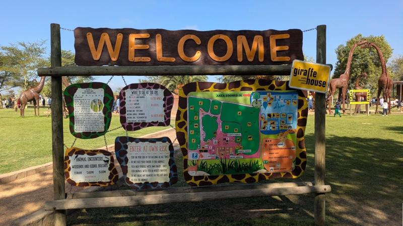 キリンモチーフのかわいらしいウェルカムボード