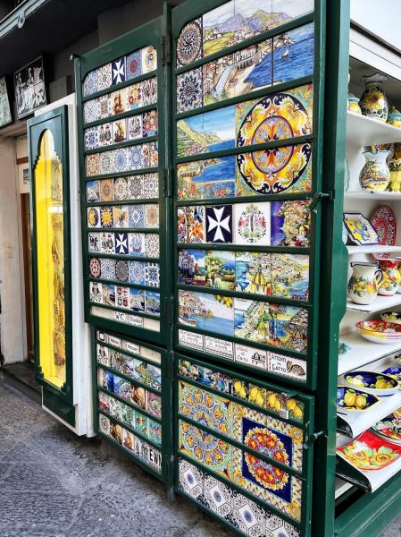 アマルフィの街中で見かけたタイル