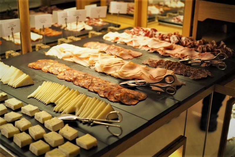 ハム＆チーズの種類も豊富でイベリコ豚の生ハムもあります