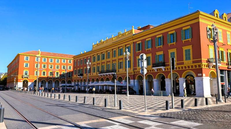 停留所 マセナの目の前のトラム通り