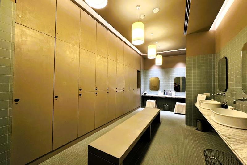 男女別のお着換えスペース。入口が別になっていて、温浴への導線もそれぞれの入口から入ることができます