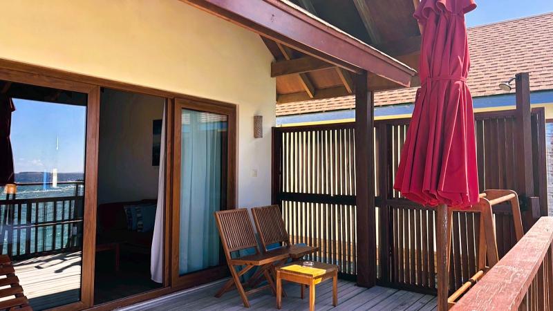 デッキにパラソルがあるので日焼けを防ぎながら海をゆっくり眺められます