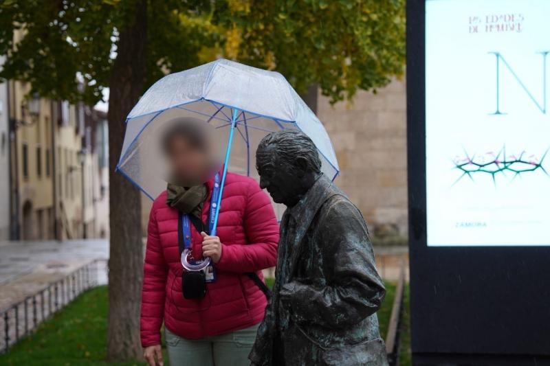 世界的彫刻家バルタザール ロボのブロンズ像とガイドさん
