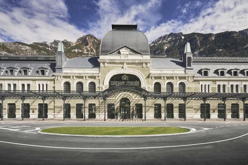 ＜2ミシュランキー＞スペイン・アラゴン地方のピレネー山脈の麓にある「カンフラン エスタシオン ロイヤル ハイダウェイホテル」は、もともと国際鉄道駅だったカンフランク国際駅をリノベーションしたホテルです。駅舎の壮大さ、クラシカルな歴史を感じながらご滞在いただけます。周辺には美食で有名なバスク地方も近いので、スペイン北部の魅力を満喫していただけます。（写真：©Canfranc Estación, a Royal Hideaway Hotel）