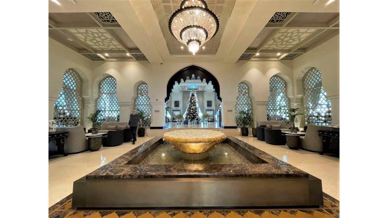 アラベスク装飾が美しい、煌びやかで高級感あふれるホテルロビー
