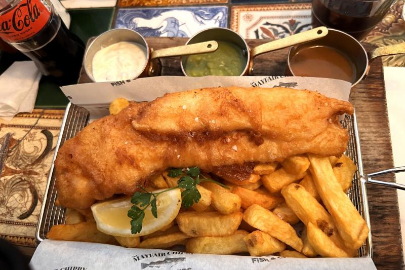 印象に残ったのは、ずっと本場で食べてみたかった、フィッシュ＆チップスです。The Mayfair Chippyに行ったのですが、フィッシュはふわふわ、ポテトはサクサクで美味しかったです（写真：フィッシュ＆チップス）。ボリュ－ムがすごいので食べきれませんでしたが、その分は持ち帰りホテルで食べました。