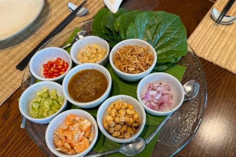 タイの伝統的な前菜・ミヤンカム。いろいろな味を組み合わせて食べることができ、癖になります