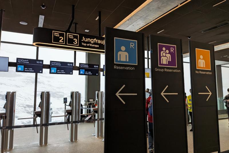 ピークシーズンは事前予約している人と予約していない人とで列が分かれますが、この日は混雑もなく、どの列からも入場可能でした