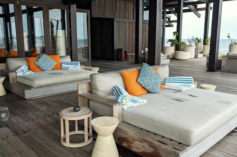 プールと海を眺めながらくつろげます