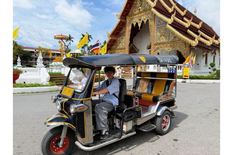 チェンマイ旅行でのひとコマ。有名な寺院、ワット プラシン前をトゥクトゥクに乗って