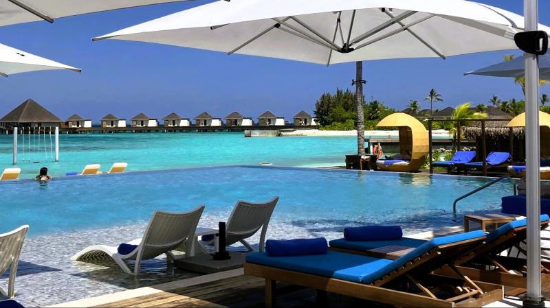 インフィニティプールに隣接するビーチクラブ「ミディ（MIDI）」