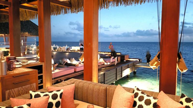 屋根のあるバーエリアとデッキ部分と、どちらも素敵なスィップ