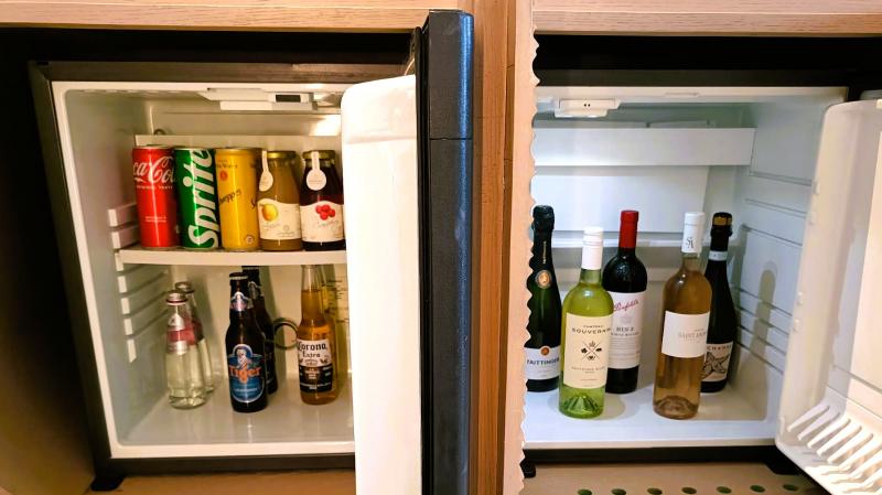 ミニバーが2つ！ 上段の無料ドリンクと有料の多種類のアルコールが用意されています