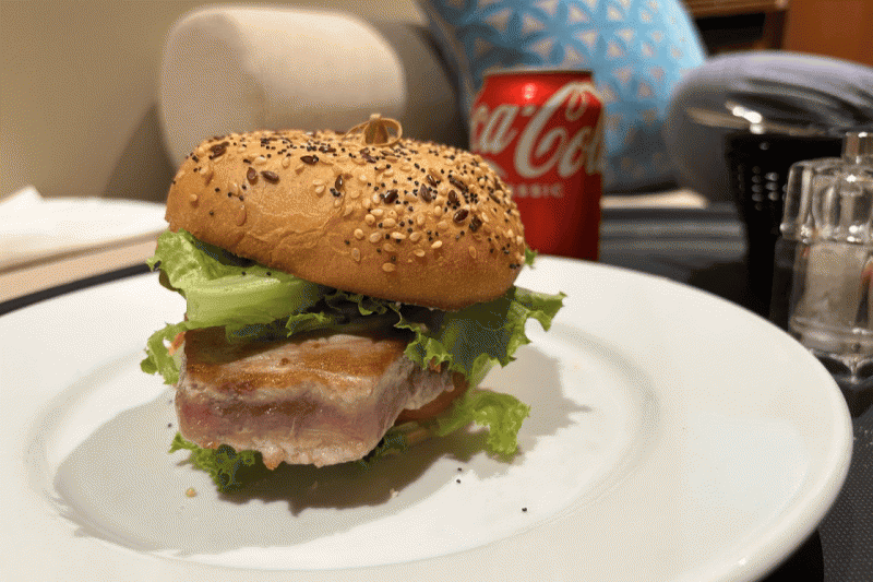 レストランでいただいたツナバーガー