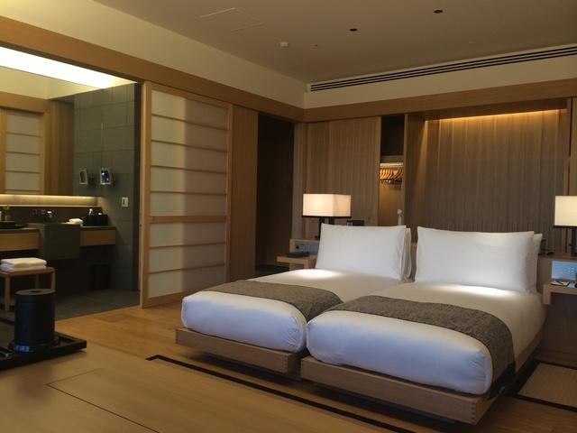 和の素材で造られた客室。湯船と畳の間があります。高層窓からは東京を一望できます。