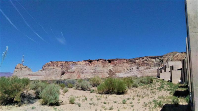 テラス側からの眺めは、一面の砂漠と周囲を取り囲む岩山の絶景です！