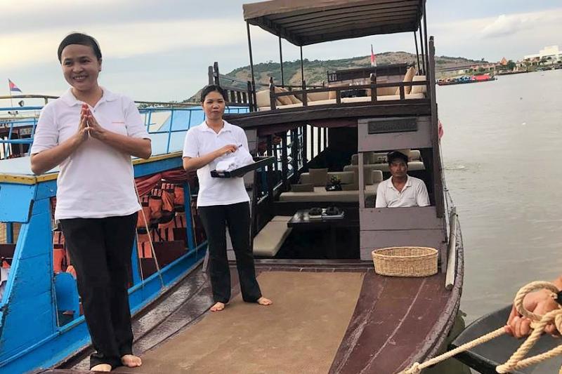 とてもラグジュアリーなアマンサラ専用船でローカルなカンボジアの様子と湖での寛ぎの時間を楽しめます