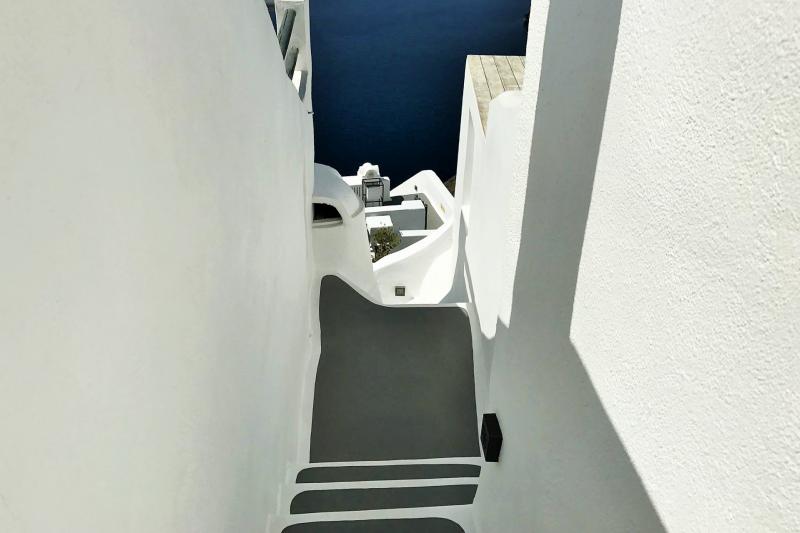 ホテル内はとにかく階段が多い！ 足元注意です！