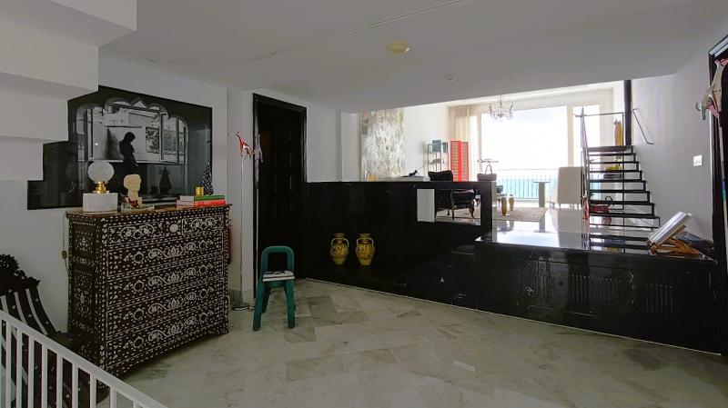 真正面は海！ 階下はレストラン。階上はフロントと、右手にデラックスルームの「ビビ」というお部屋