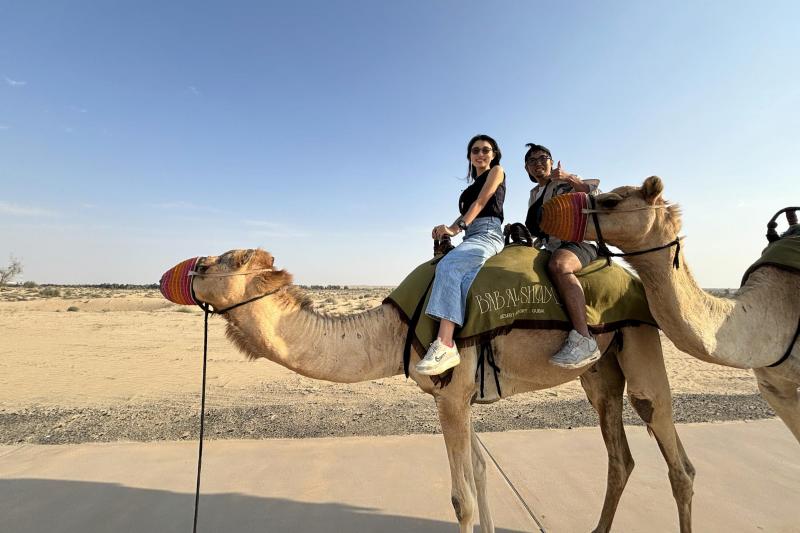 ドバイの砂漠でラクダ乗り体験