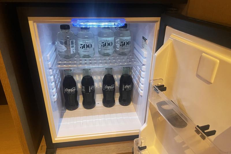 お水とコーラのみのスッキリとした冷蔵庫内（お水は無料です）