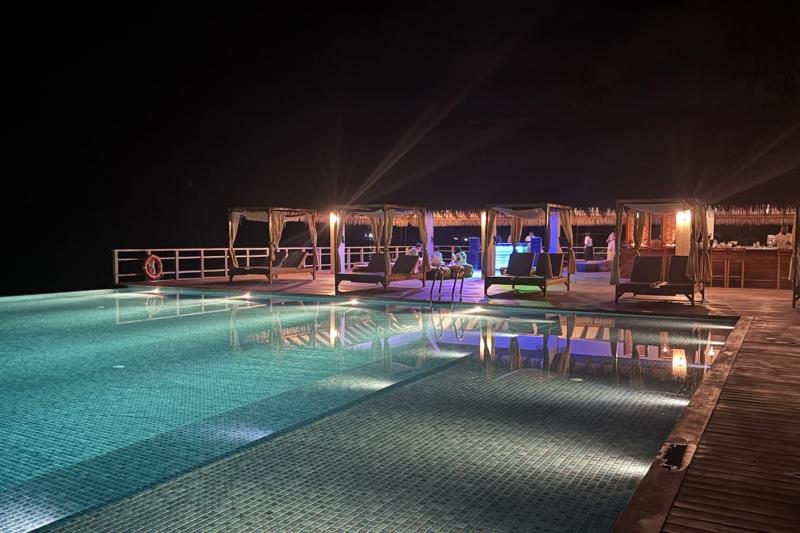 到着は夜遅いので、バーも静か