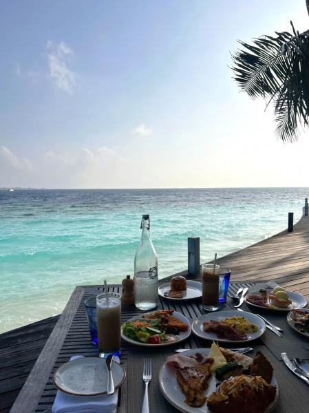 海を眺めながらの朝食