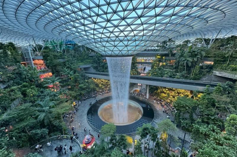 行きのトランジットはチャンギ空港直結の複合施設、ジュエルへ。屋上の庭園を散策しました